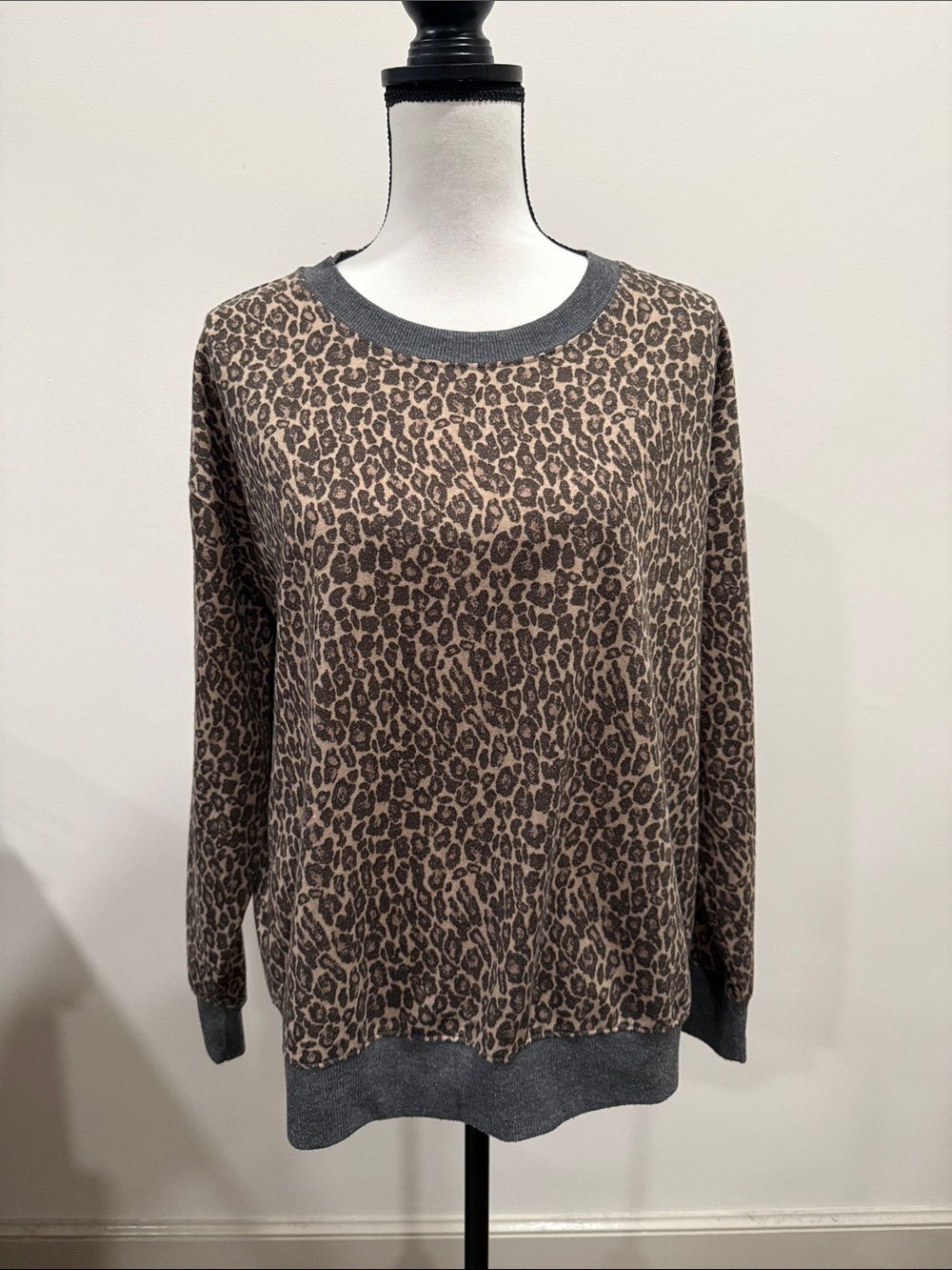 Splendid Leopard Print Crewneck Lounge Top Size Large